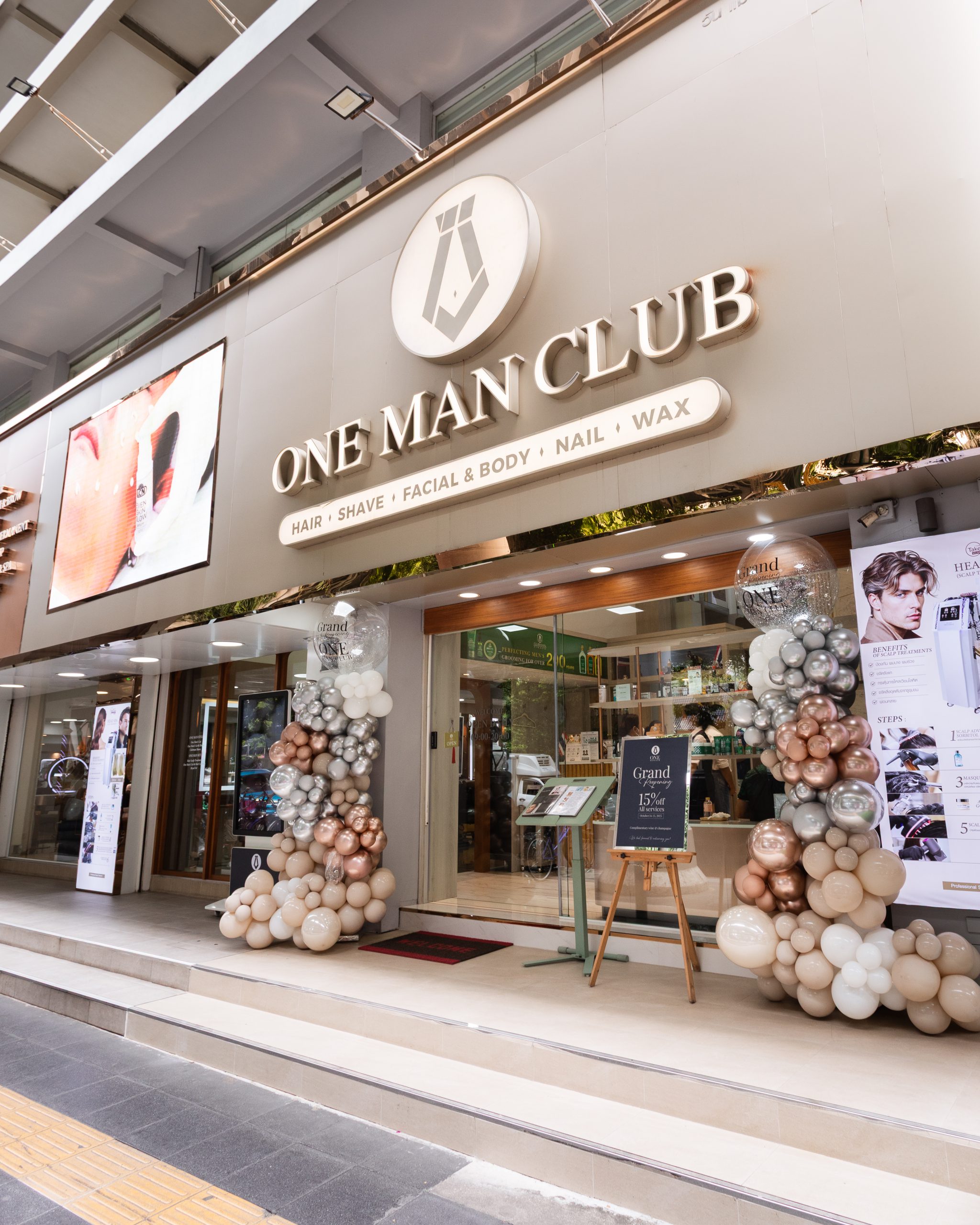 ช่างตัดผมมืออาชีพกำลังตัดผมลูกค้าที่ One Man Club บาร์เบอร์พรีเมียม สุขุมวิท 35 ใกล้ BTS พร้อมพงษ์