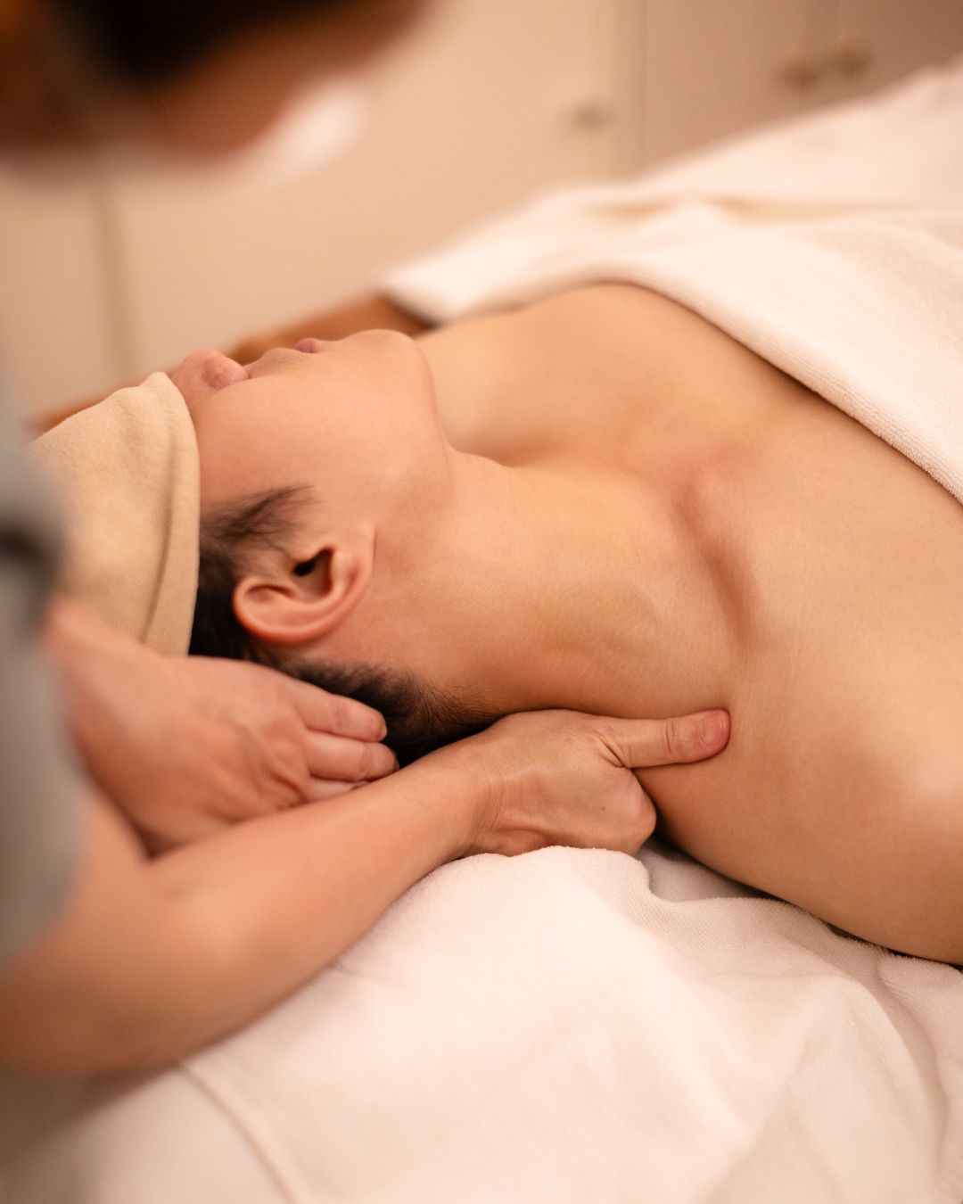 Deep tissue sport massage for back and neck