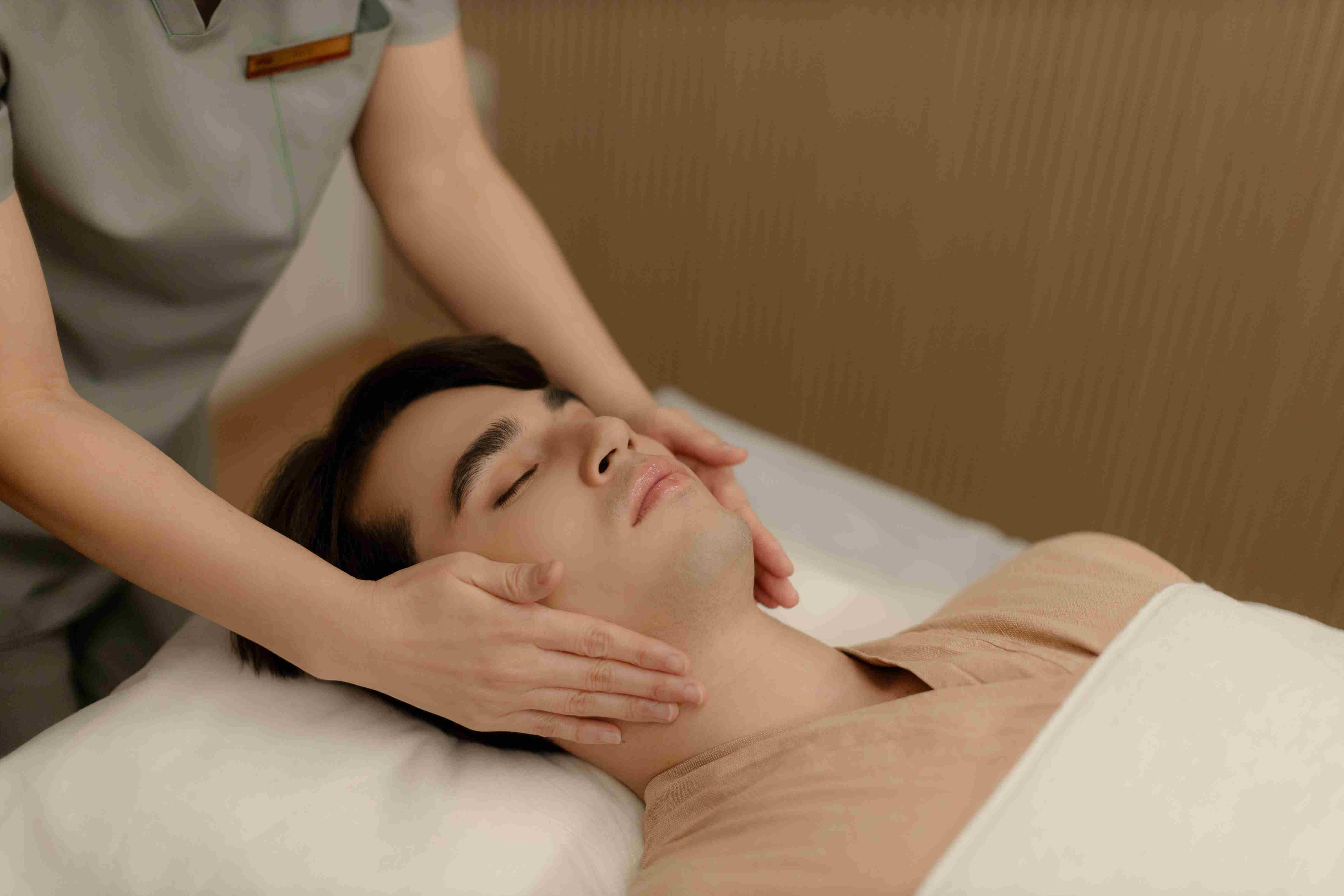 บริการนวดผ่อนคลาย นวดกีฬา นวดน้ำมันอโรมา สำหรับผู้ชาย