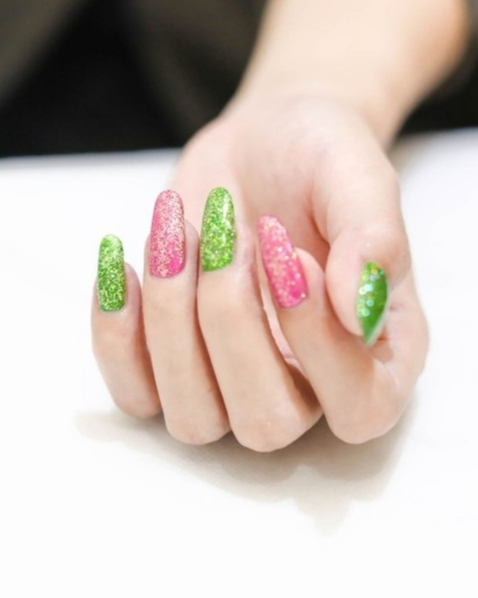 Pink and green alternating reflective glitter nail art