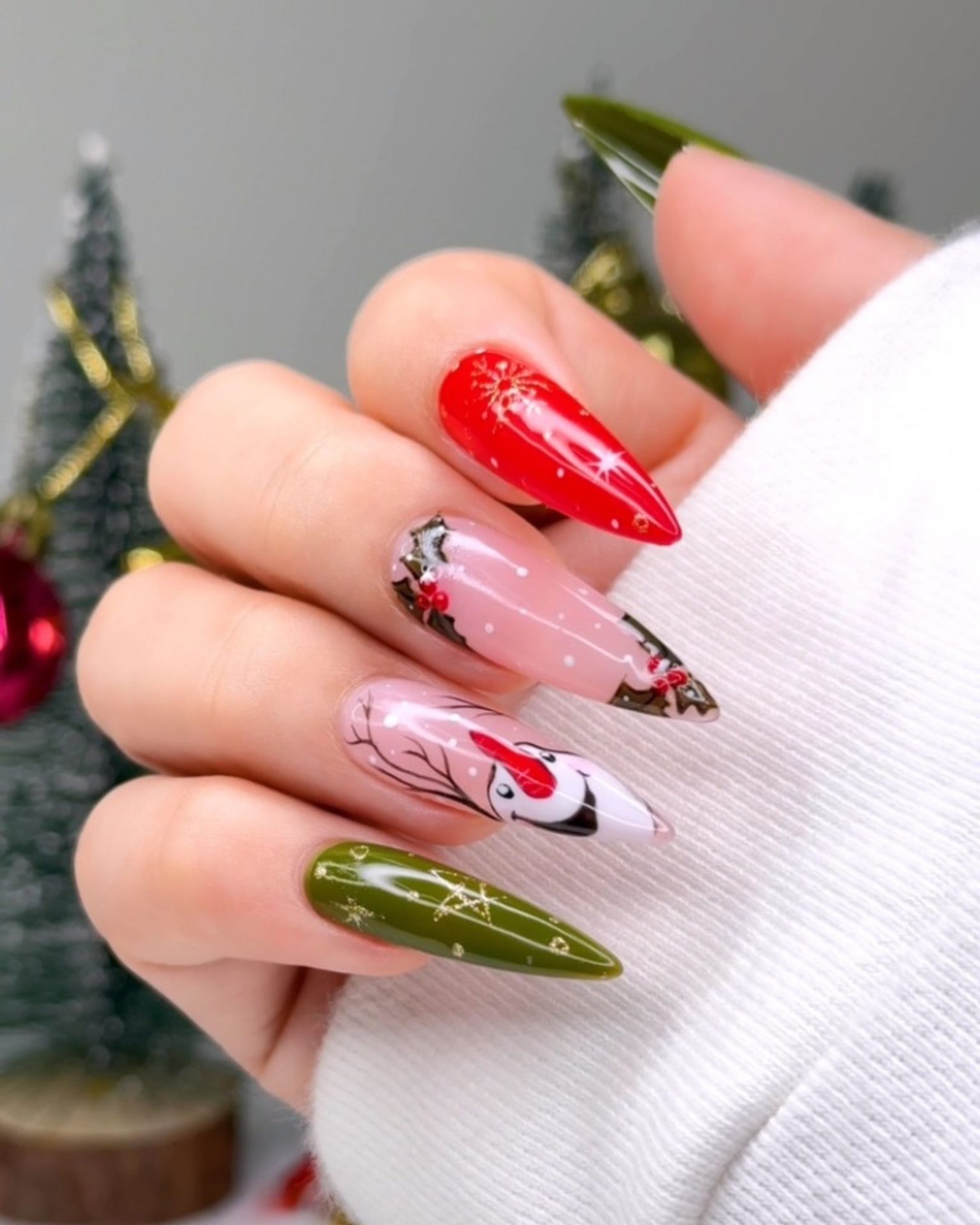 Long Christmas theme nails in red and emerald green tone
