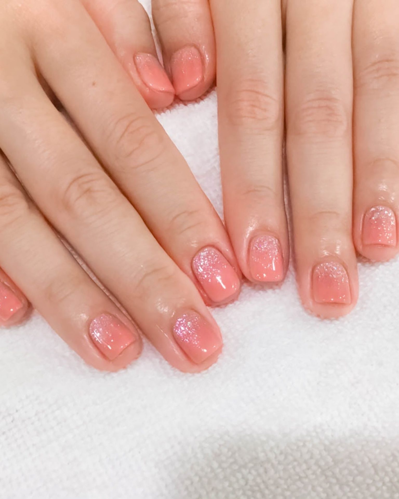 Short round nails in light peach shimmer