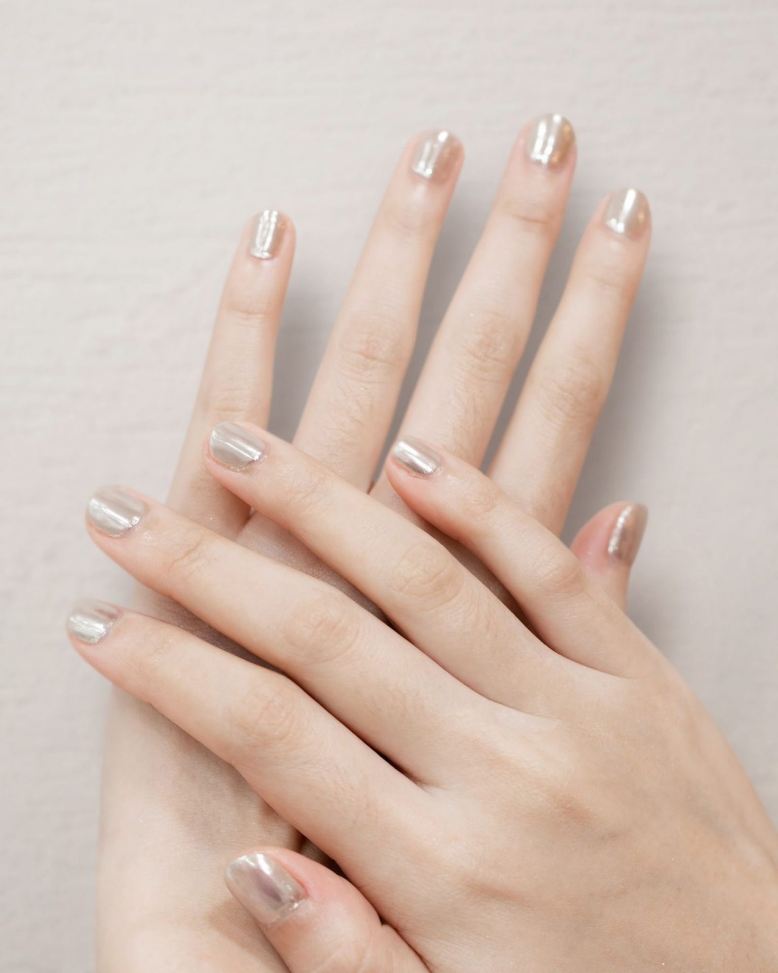 Short nails in gray glitter, modern and luxe looking
