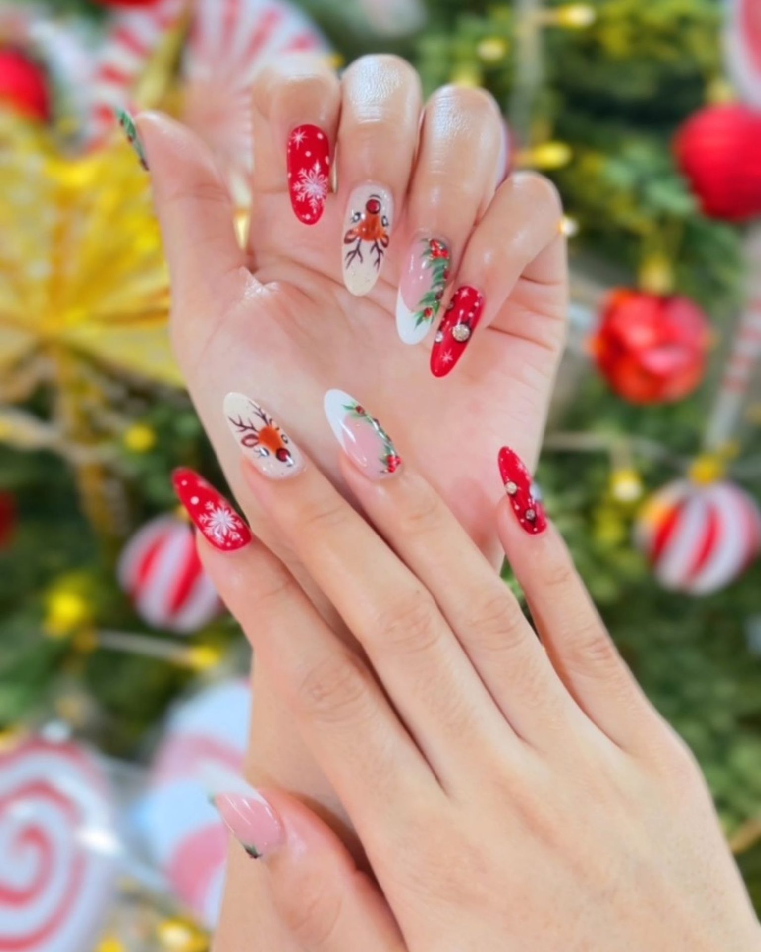 Nail art painted with Rudolph the reindeer, Christmas wreath design