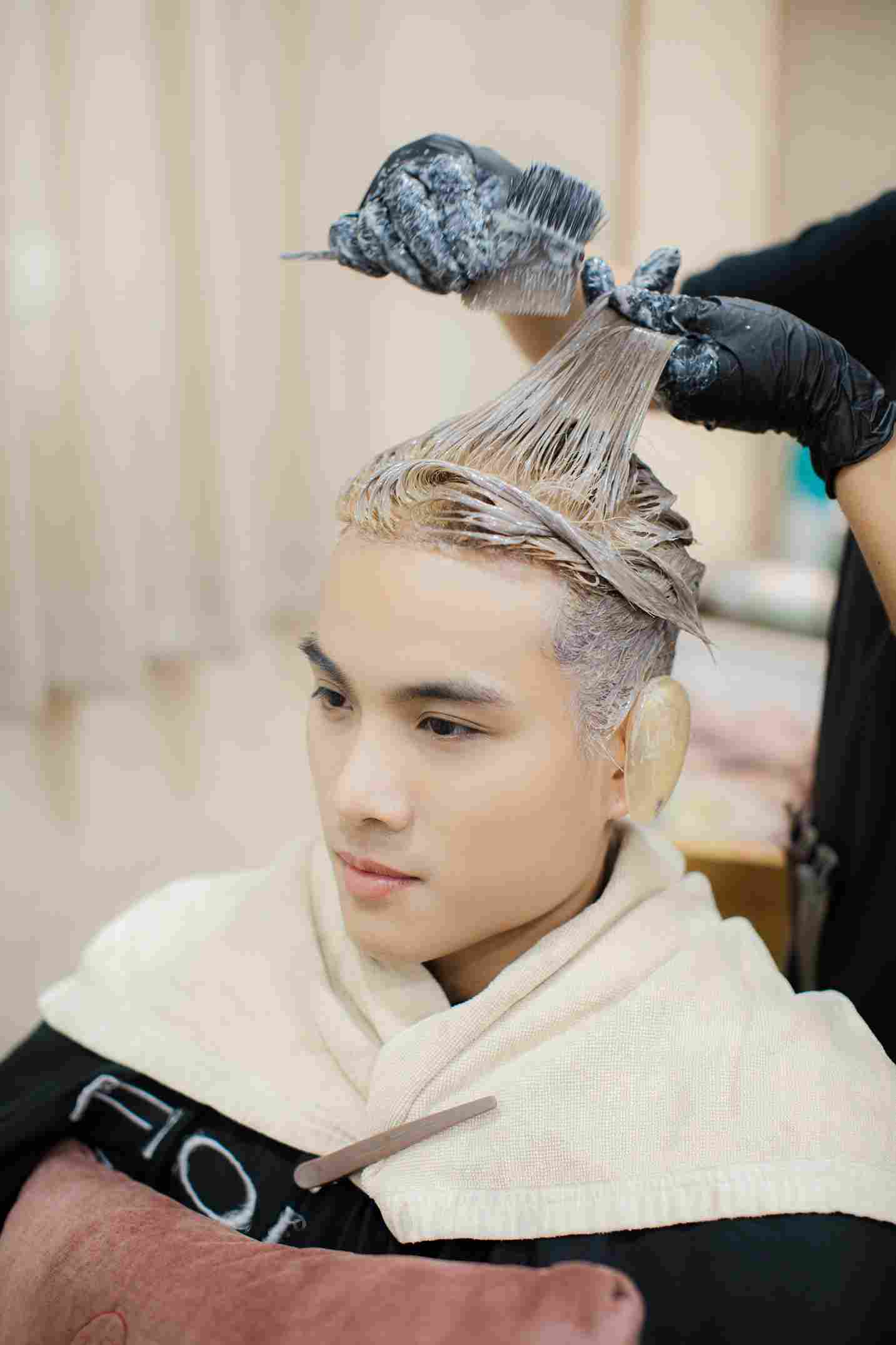 กำลังทำสีผมที่ร้าน One Man Club