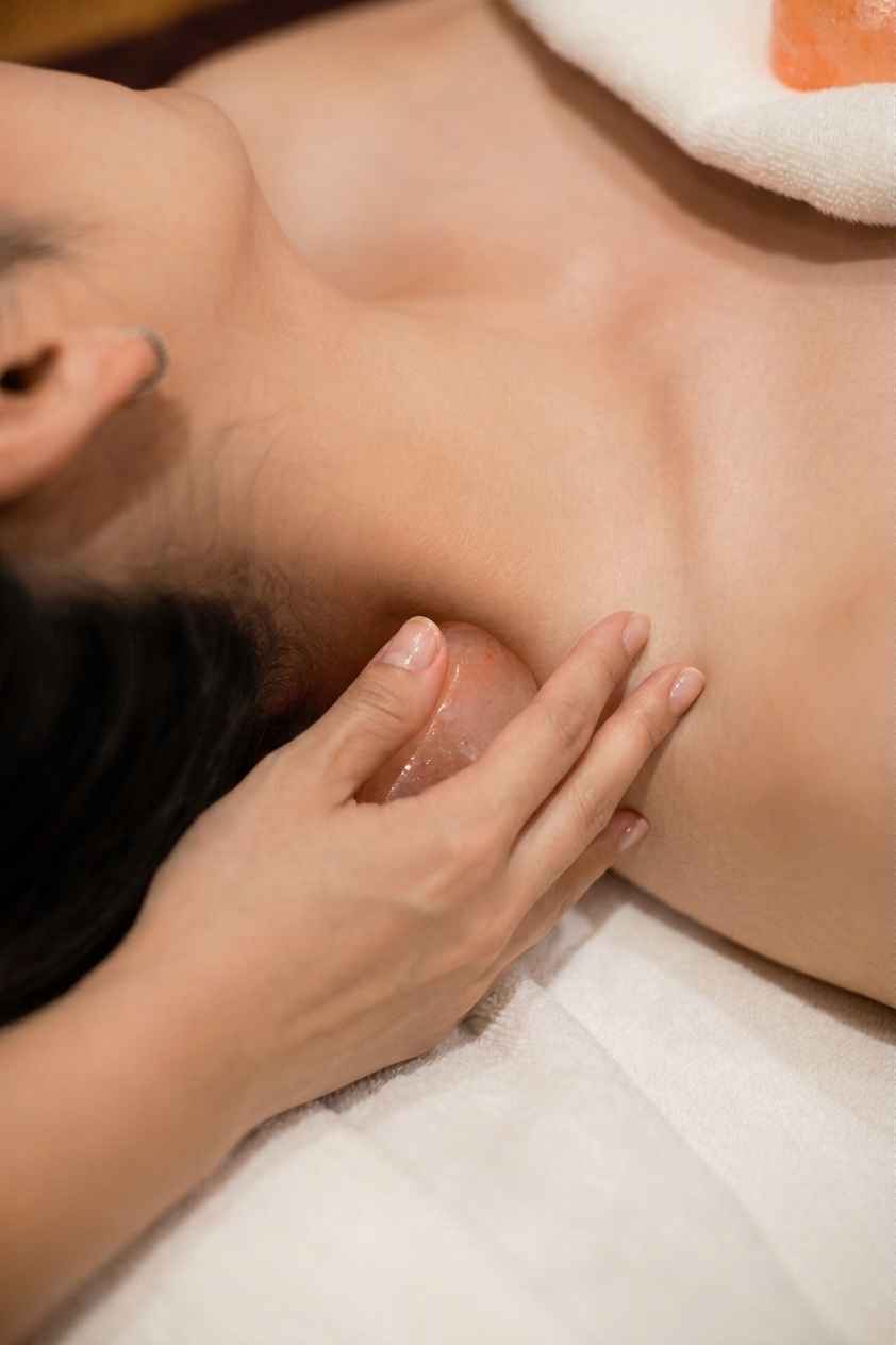 Himalayan hot stone massage on the neck and shoulders, helping relieve office syndrome