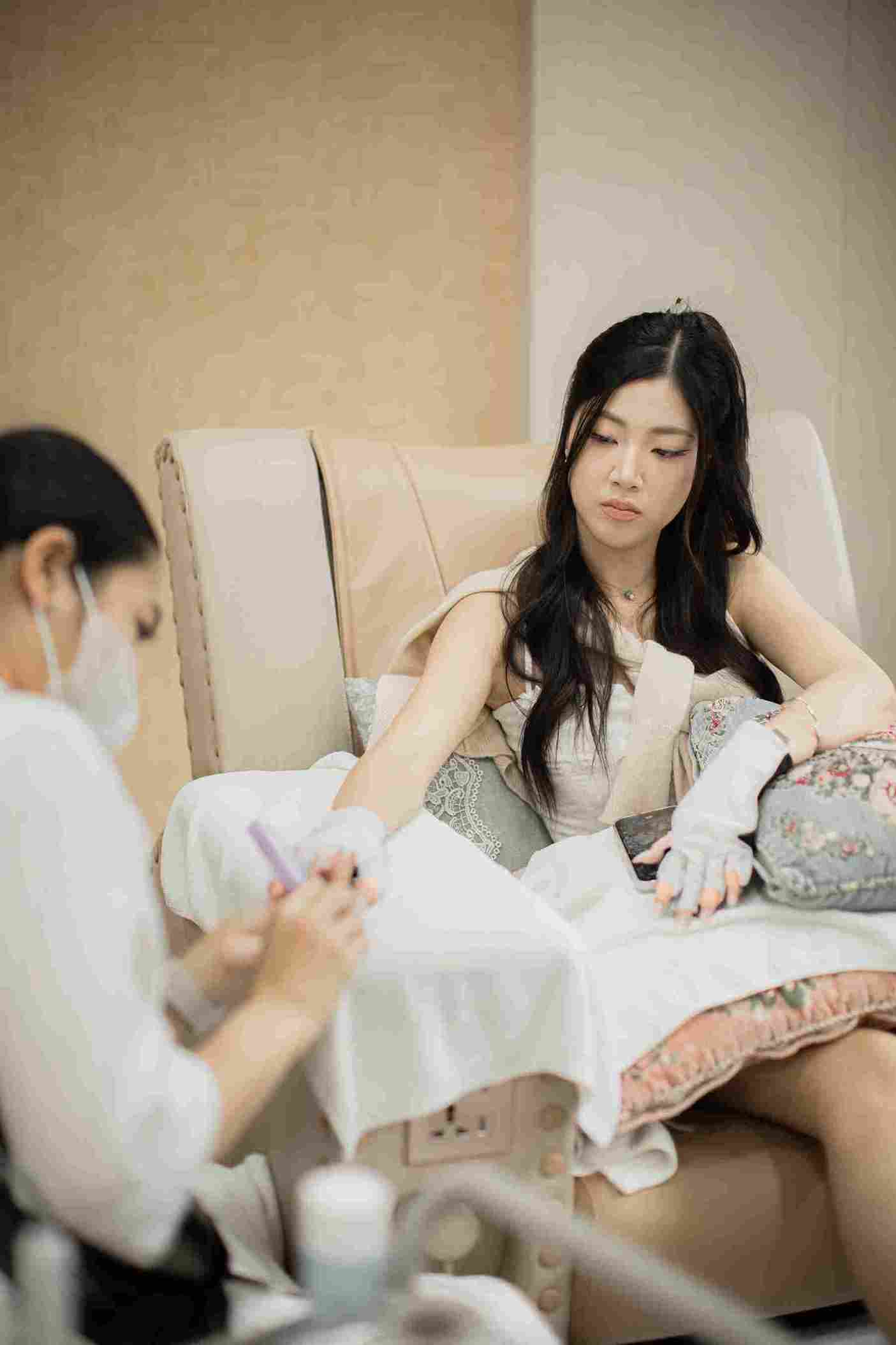 สปามือเท้า ใกล้ฉัน มือและเท้าระหว่างทำสปาที่ Take Care Salon of Beauty