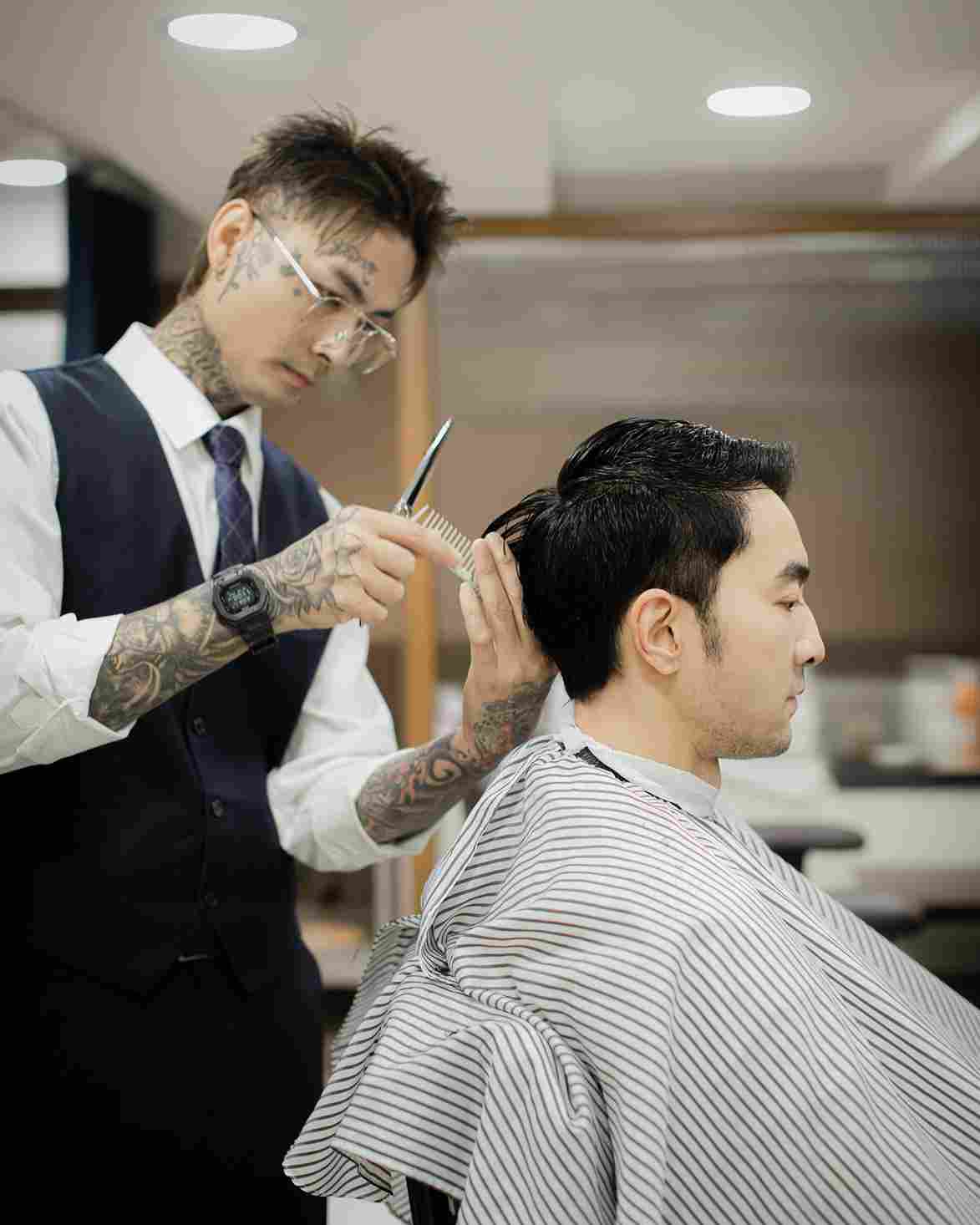 Men's haircut at One Man Club barbershop, Sukhumvit 35, Bangkok