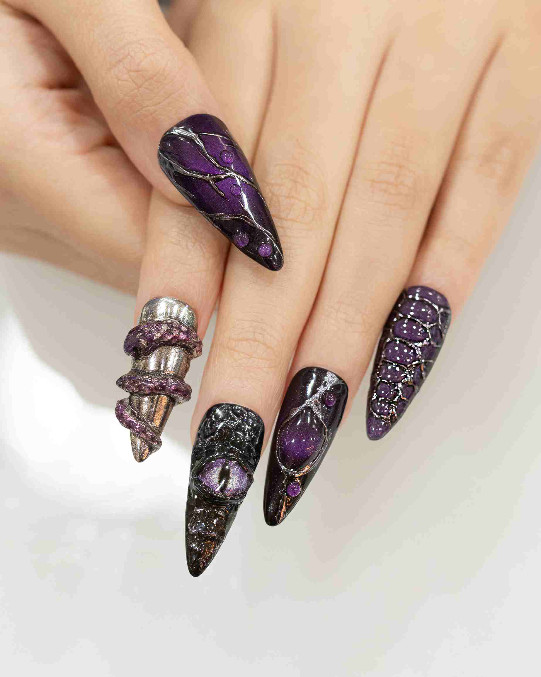 ลายเล็บฮาโลวีนม่วงเข้มเมทัลลิก งูพันเล็บโครเมียม ดวงตามังกร เกล็ด