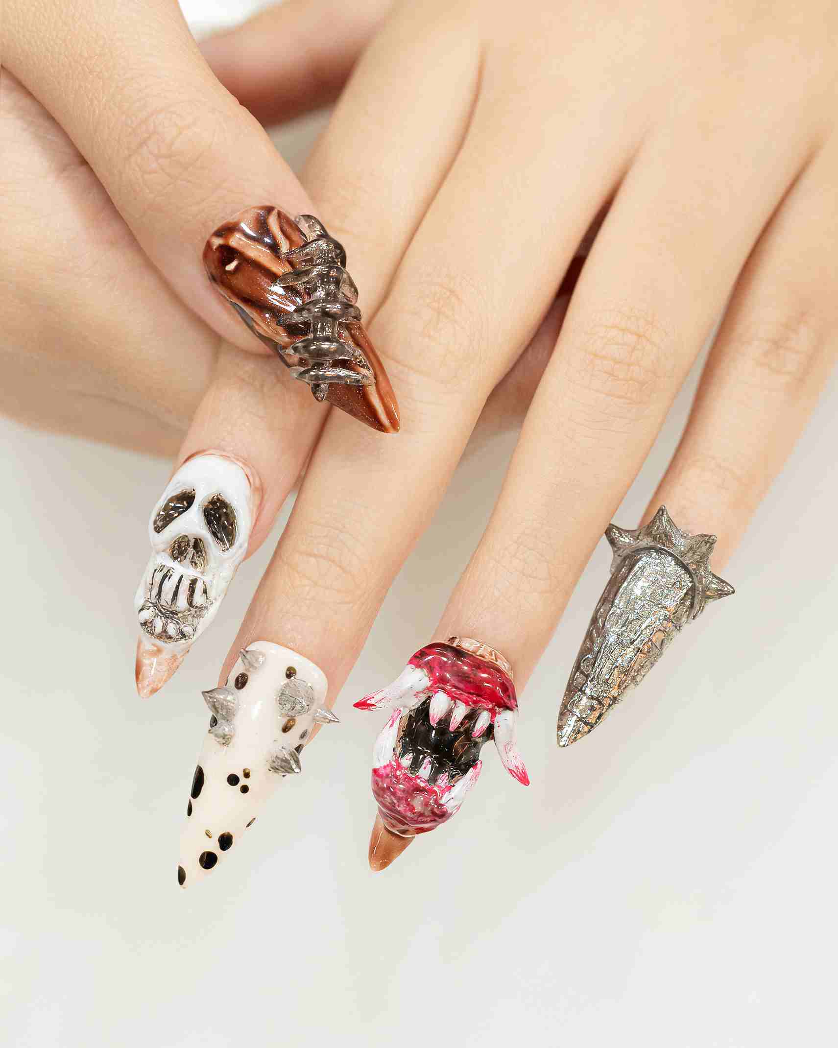 ลายเล็บฮาโลวีนมอนสเตอร์เขี้ยวแหลม กะโหลก 3D หนามเงิน