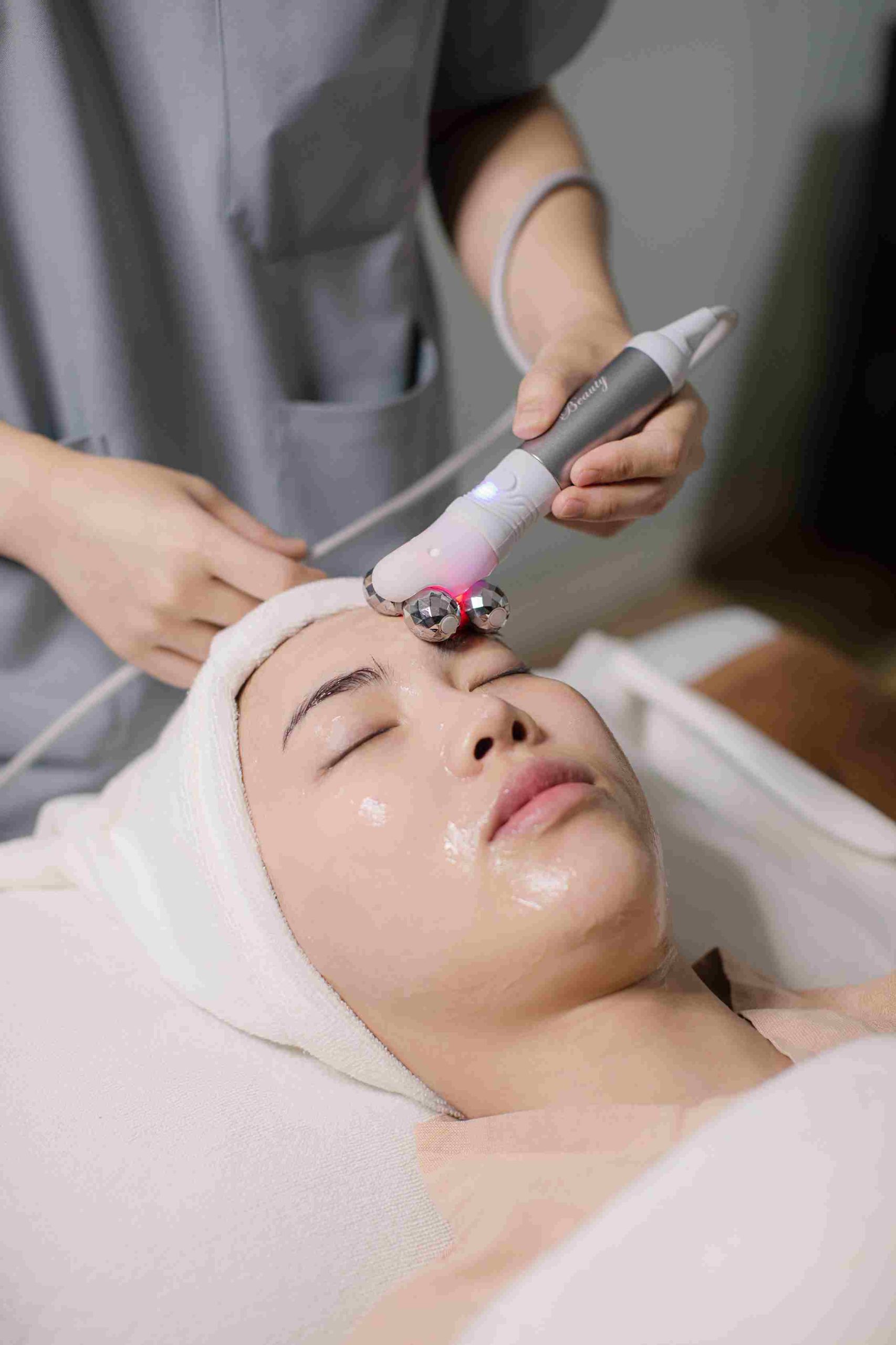Step 7 RF Micro Current: smoother, brighter-looking skin