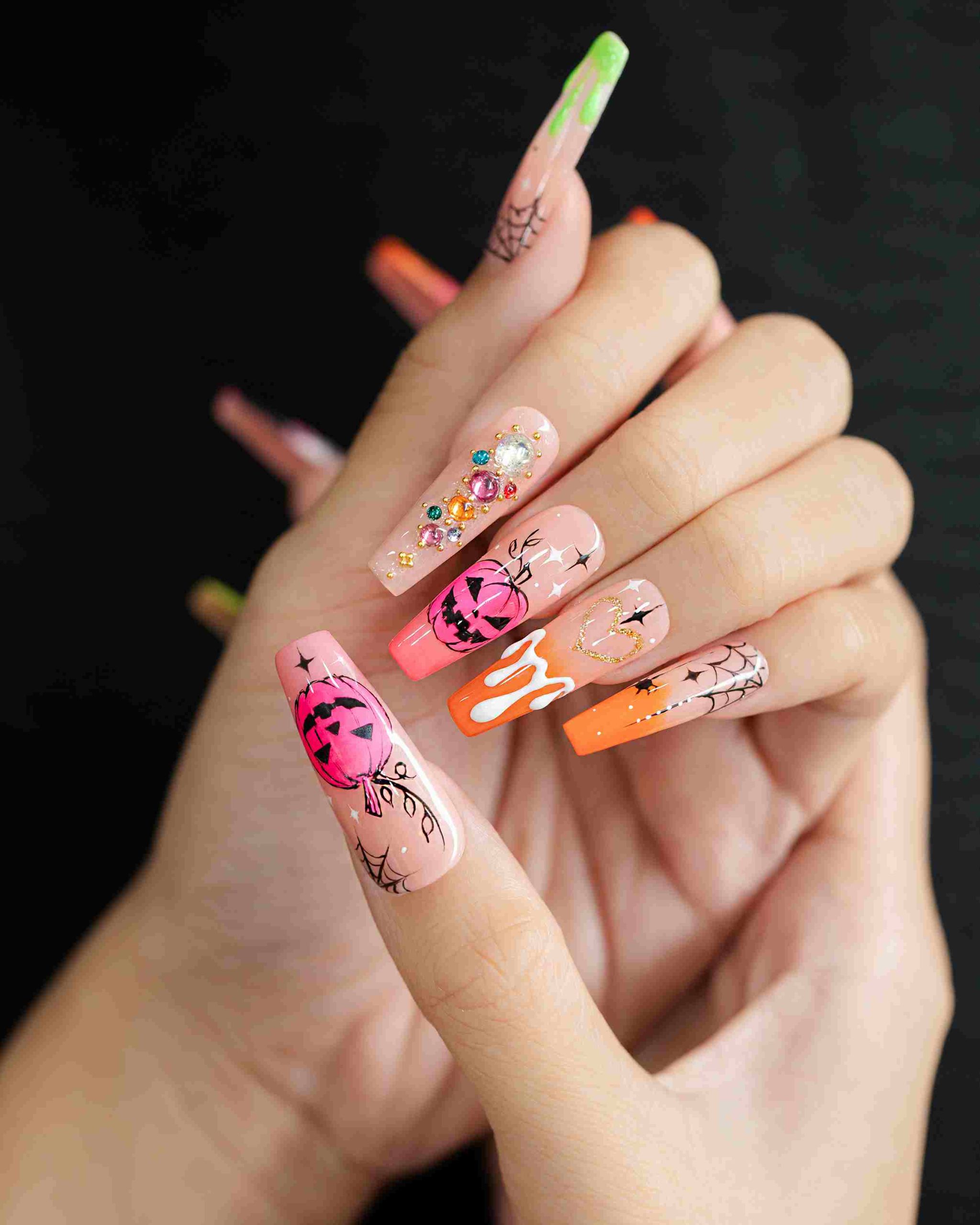 ลายเล็บฮาโลวีน Pinky Pumpkin Vibes ฟักทองสีชมพูน่ารัก โดย Take Care Salon Of Beauty