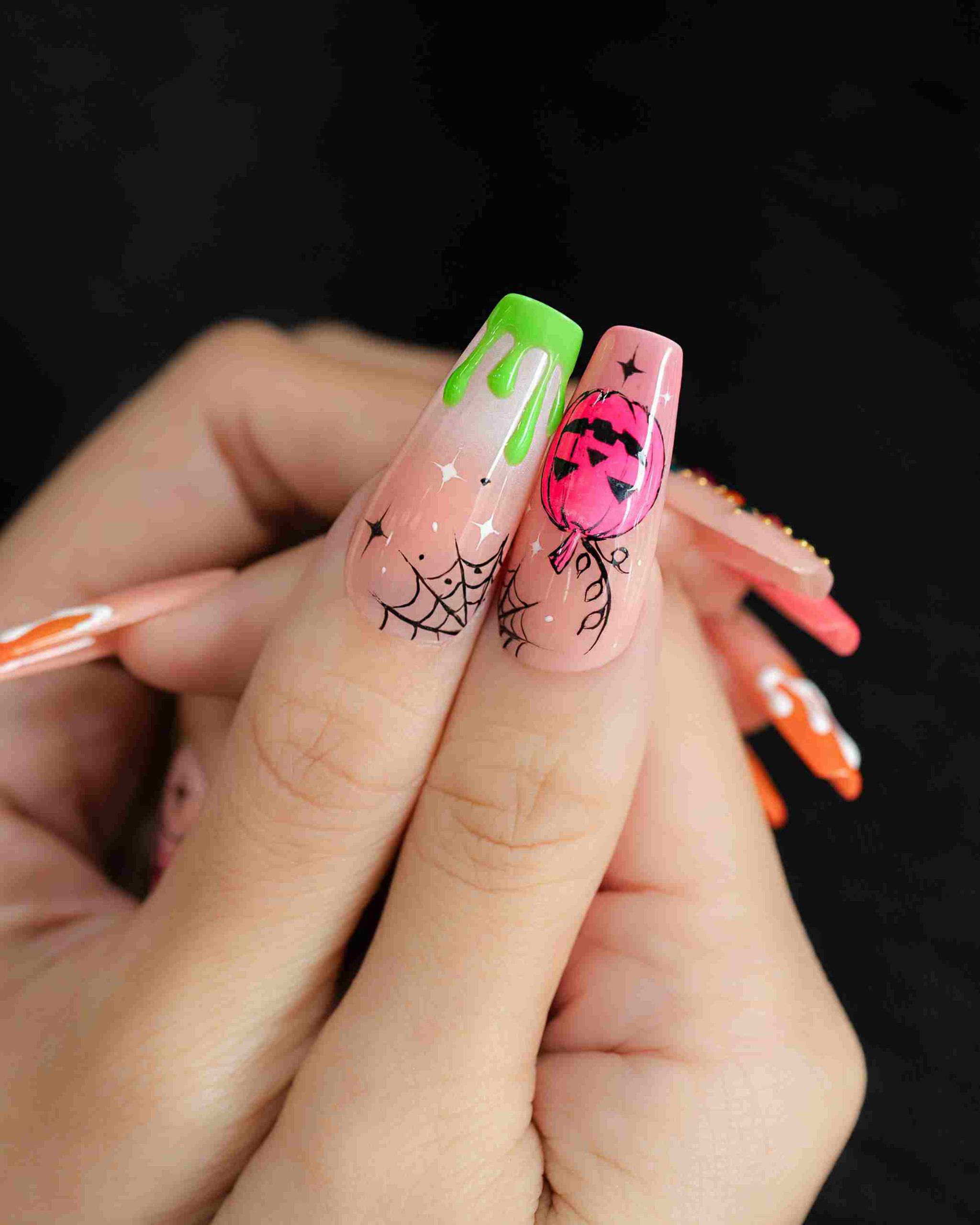 ลายเล็บฮาโลวีน Halloween Glitter Glam ความหรูหราจากคริสตัลและกลิตเตอร์ โดย Take Care Salon Of Beauty